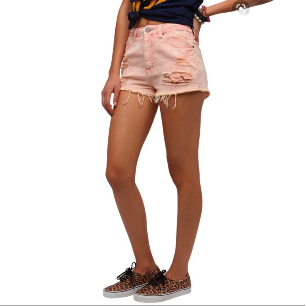 BDG High Rise Dree Cheeky Jean Shorts Size 29 NWT Stonewashed Coral Raw Hems - Picture 1 of 6